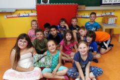Učenci 2.c in 2.e razreda smo del petkovega dopoldneva preživeli na vrtu družine Nekrep.